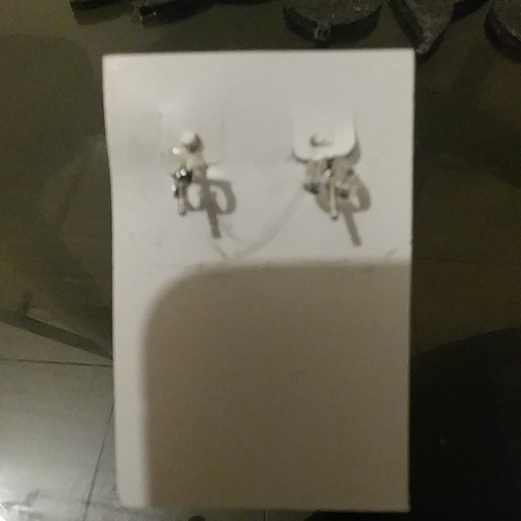 💜NWT Zirconia round solver Earrings - Picture 5 of 6